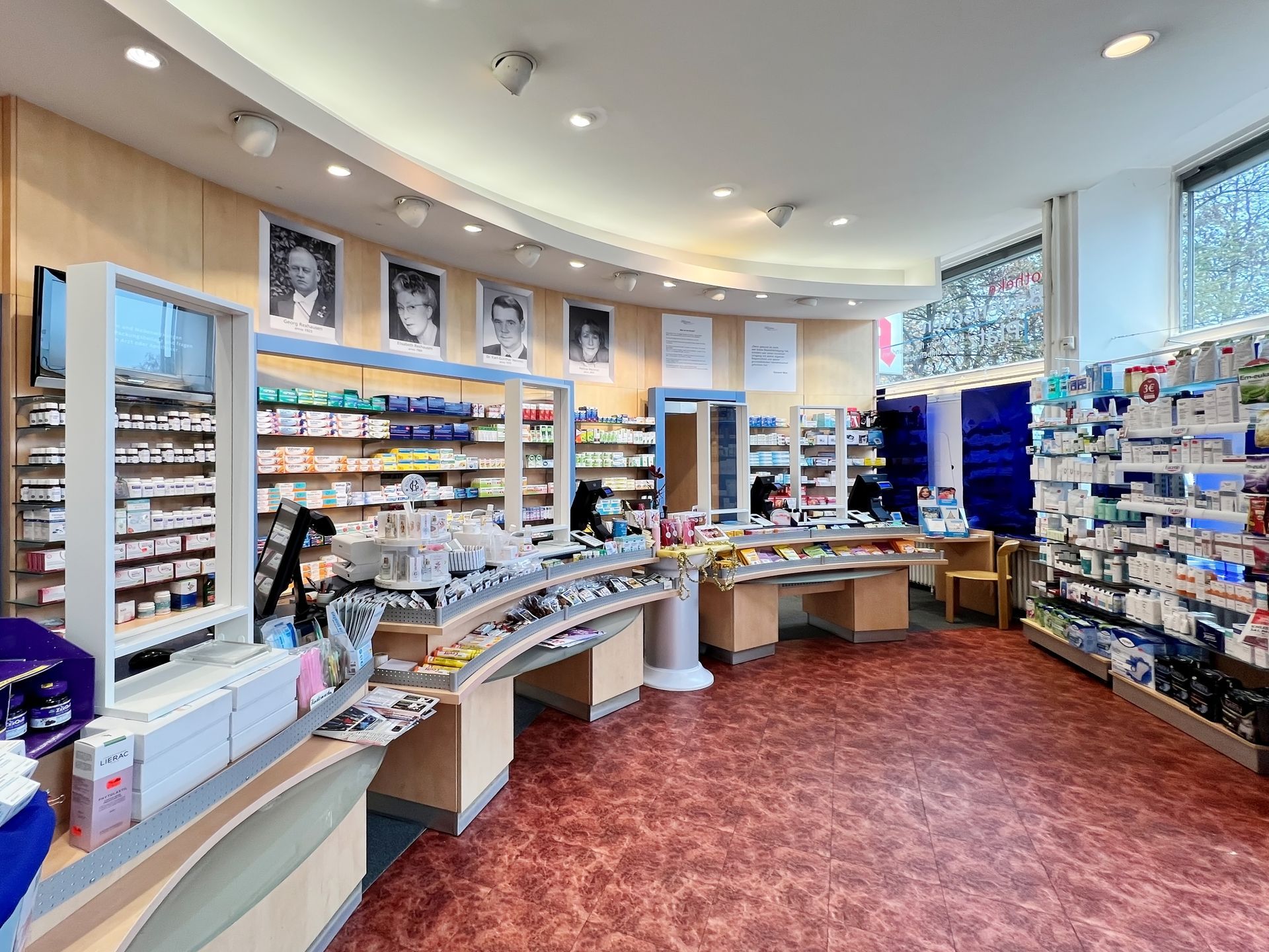 Eine Apotheke mit vielen Regalen und einer Theke.