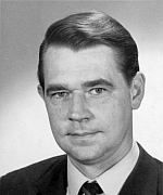 Ein Schwarzweißfoto eines Mannes in Anzug und Krawatte.