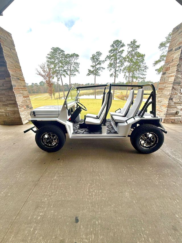 Moke White/Black Moke