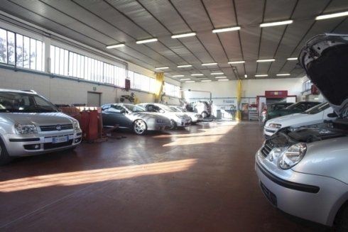 interno autofficina per auto e moto