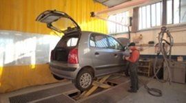 auto compatta in officina meccanica