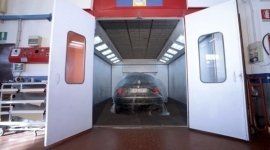 ambiente per la verniciatura auto all'interno di una carrozzeria