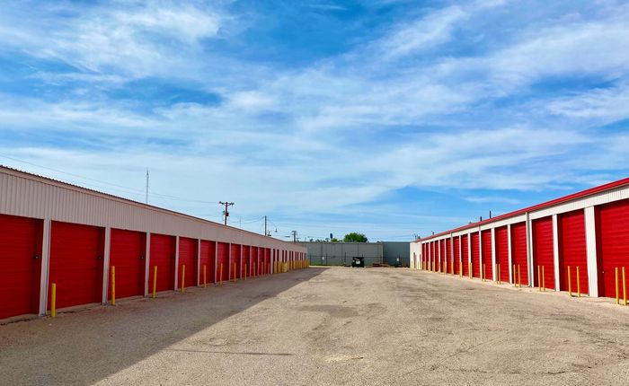 Hobbs new mexico self storage units, red and white clean building