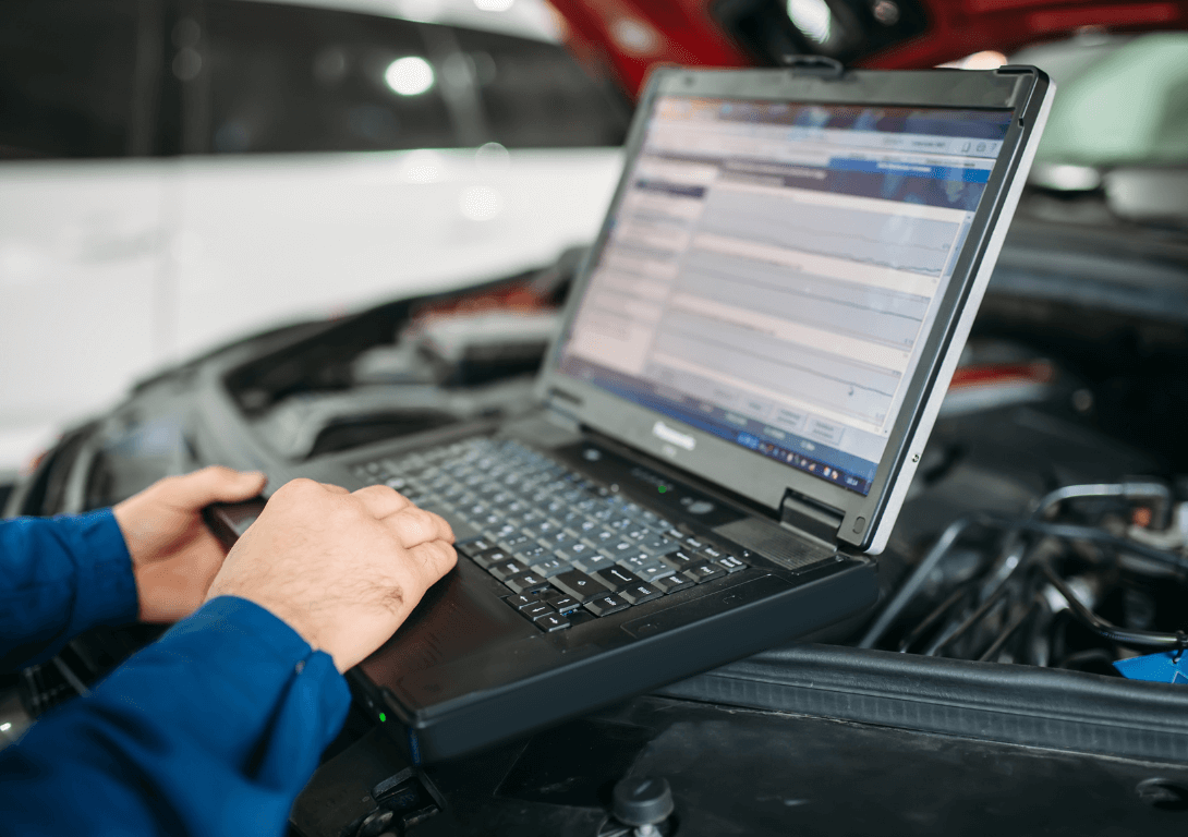 A mobile mechanic doing vehicle diagnosis in pompano beach