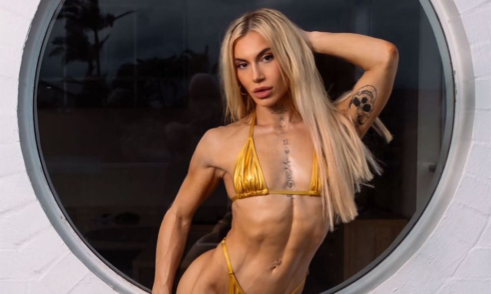 A Top-notch Topless Waitress