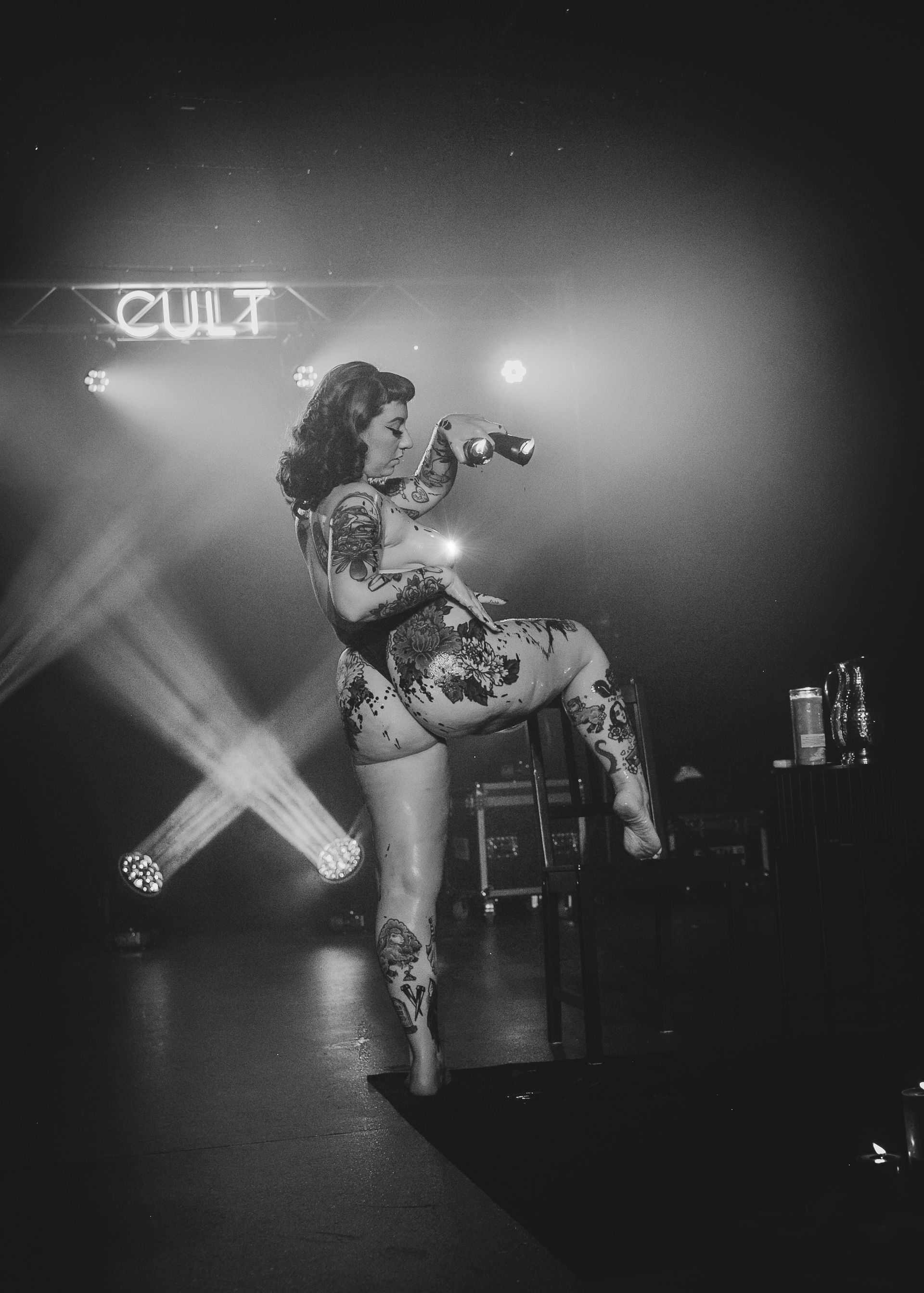 Diamant, A Woman Is Standing On One Leg On A Stage In A Black And White Photo.