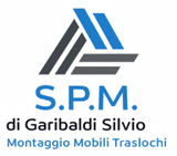 Logo per l'azienda SPM; disegno astratto a forma di triangolo blu e grigio sopra il testo. Il testo sottostante recita 