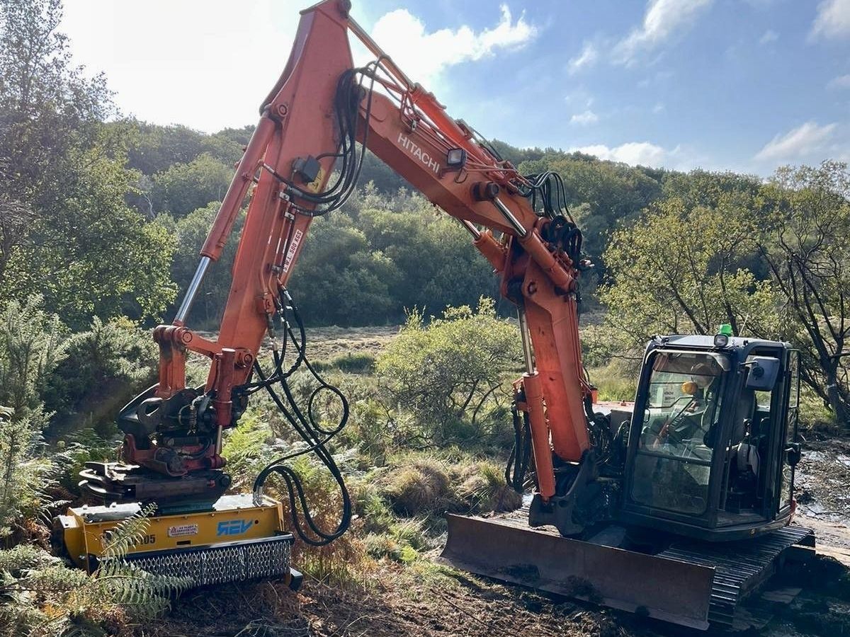 8 tonne Hitachi excavator with steel wrist and Femac T9 mulcher