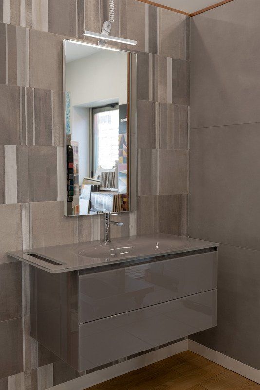 bagno con lavandino e specchio