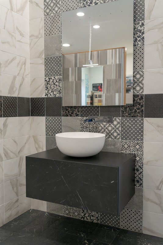 bagno con lavandino su mobile marrone