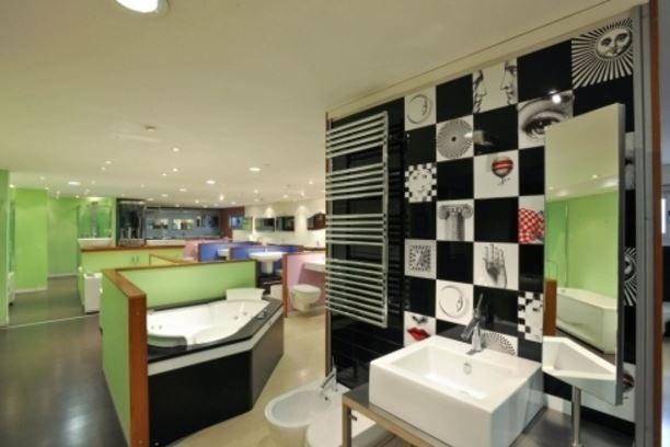 bagno con piastrelle bianche e nere