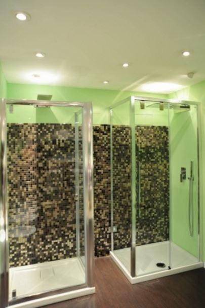 doccia trasparente con mosaico