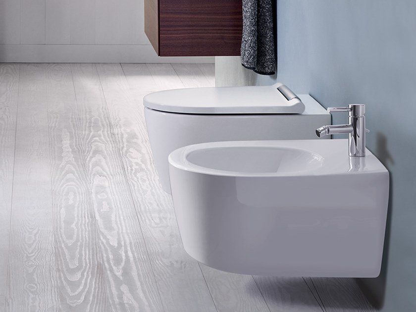 bagno con parquet e sanitari bianchi