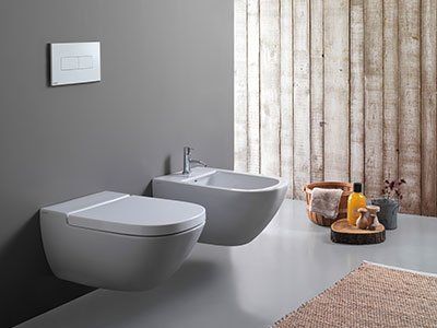 bagno con sanitari sospesi