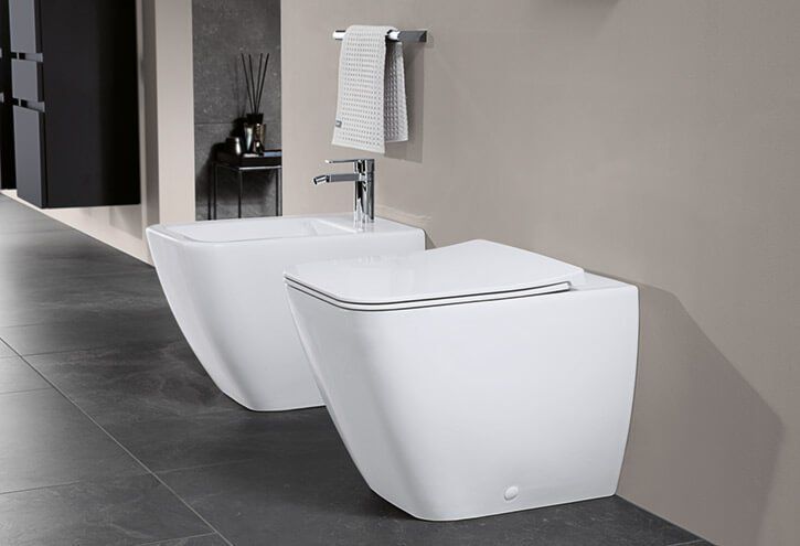 bagno con bidet e wc sospesi