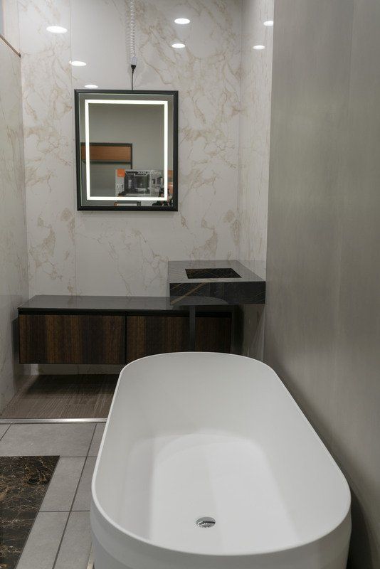 bagno con vasca e specchio