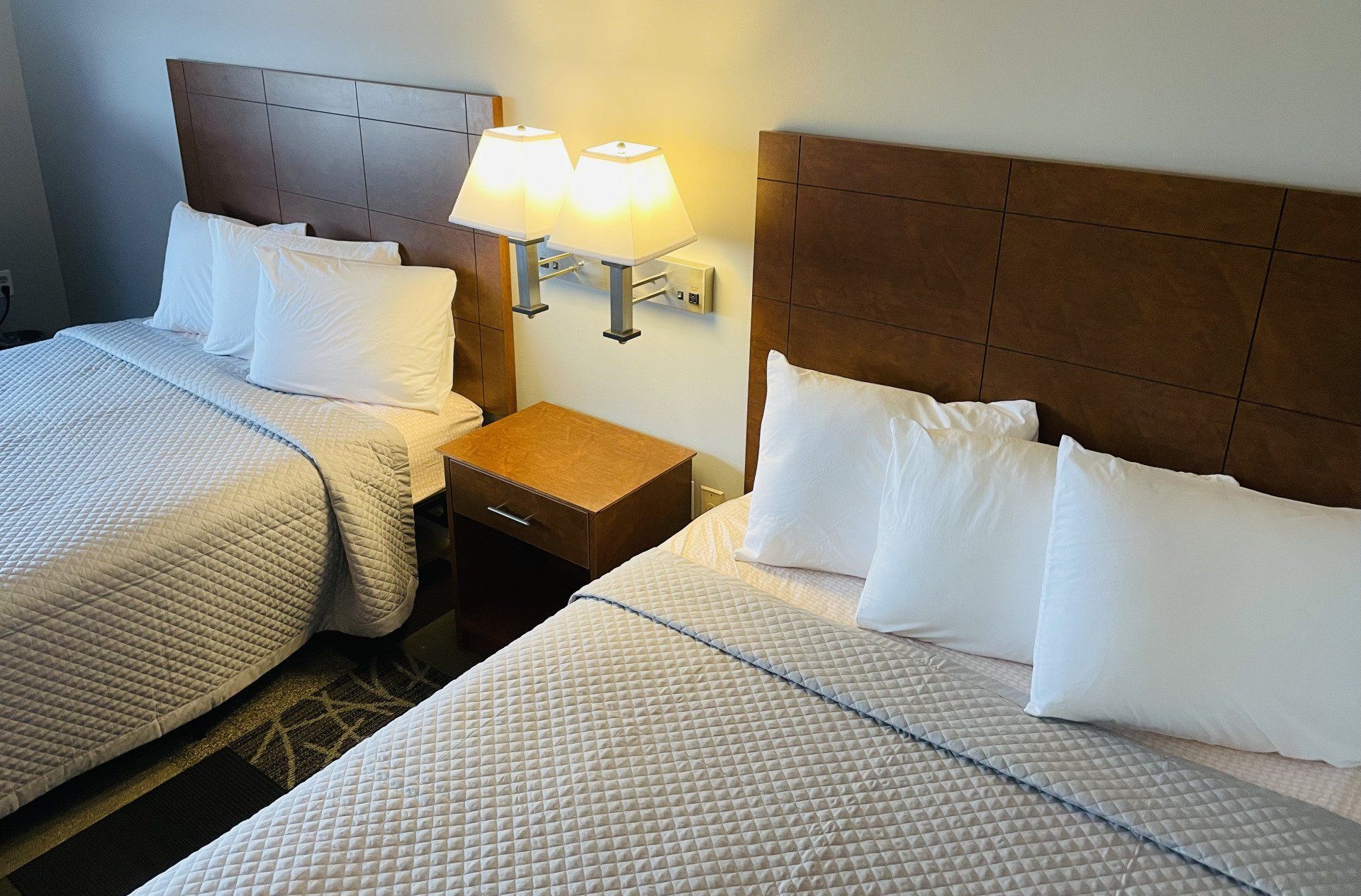 10 Person Standard Room - Accommodations - Commodore Perry Inn and Suite