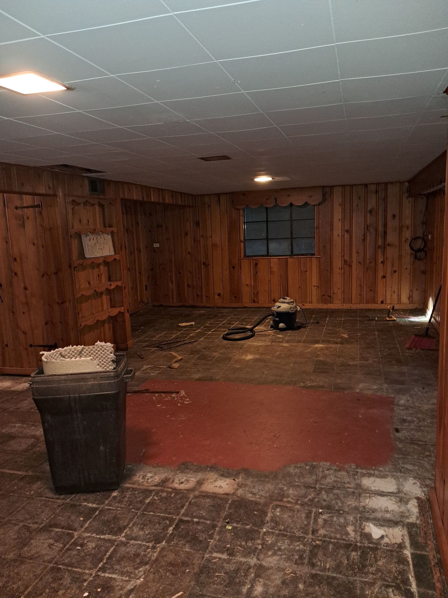 There is a trash can in the middle of the room.