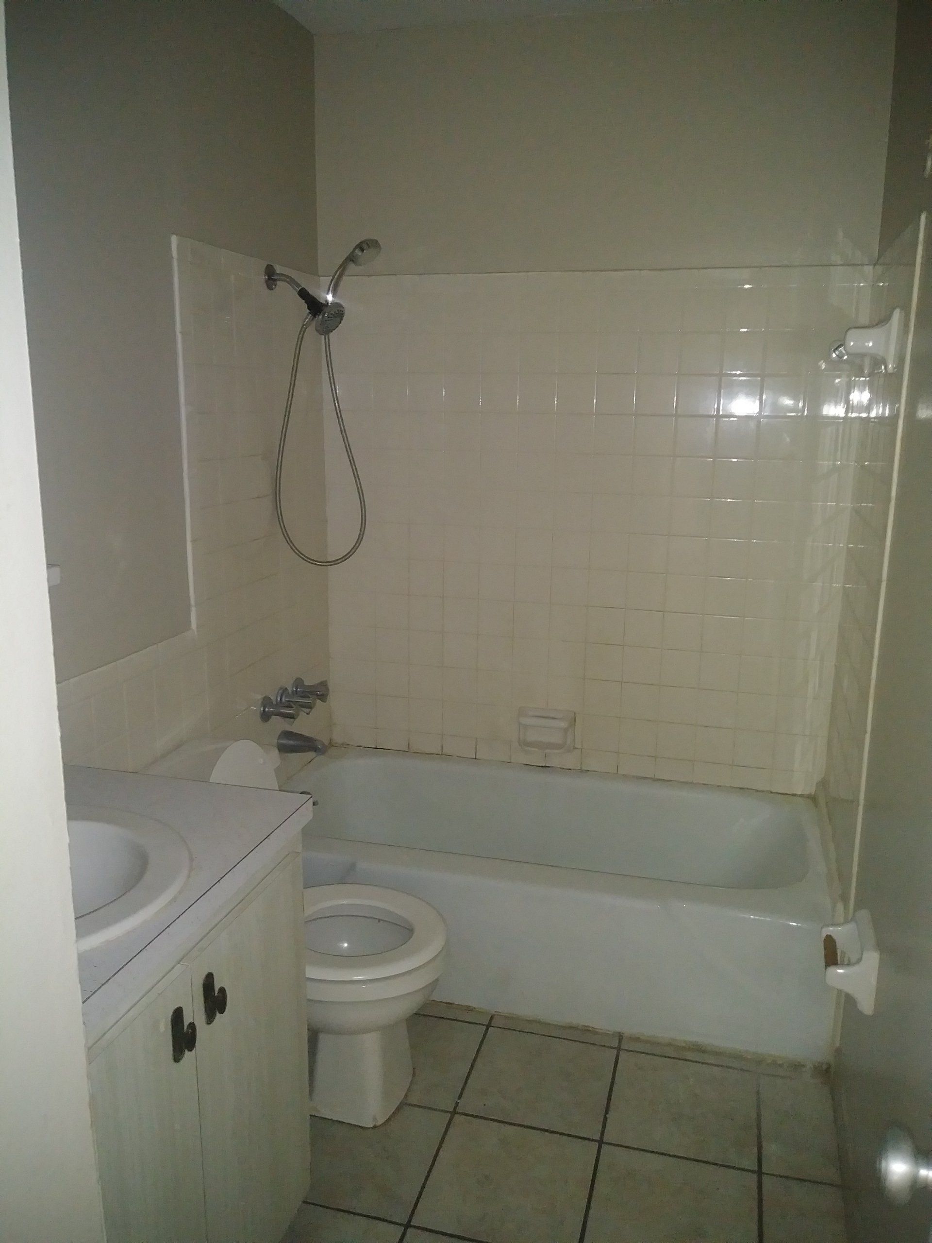 346 North Dewey Street bathroom