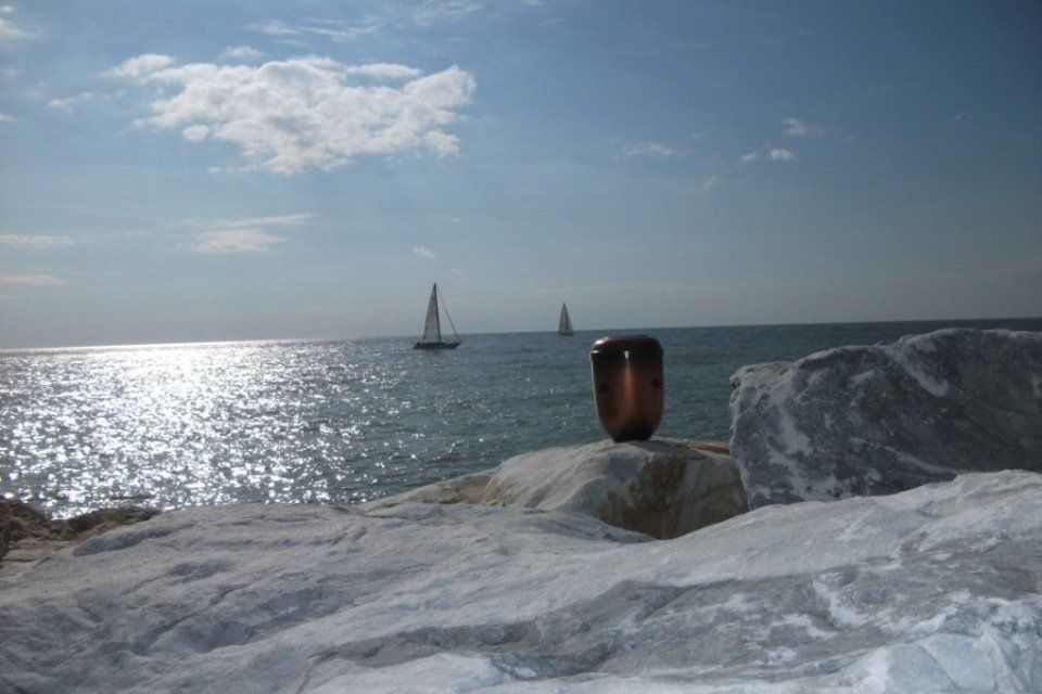 dispersione delle ceneri in mare aperto