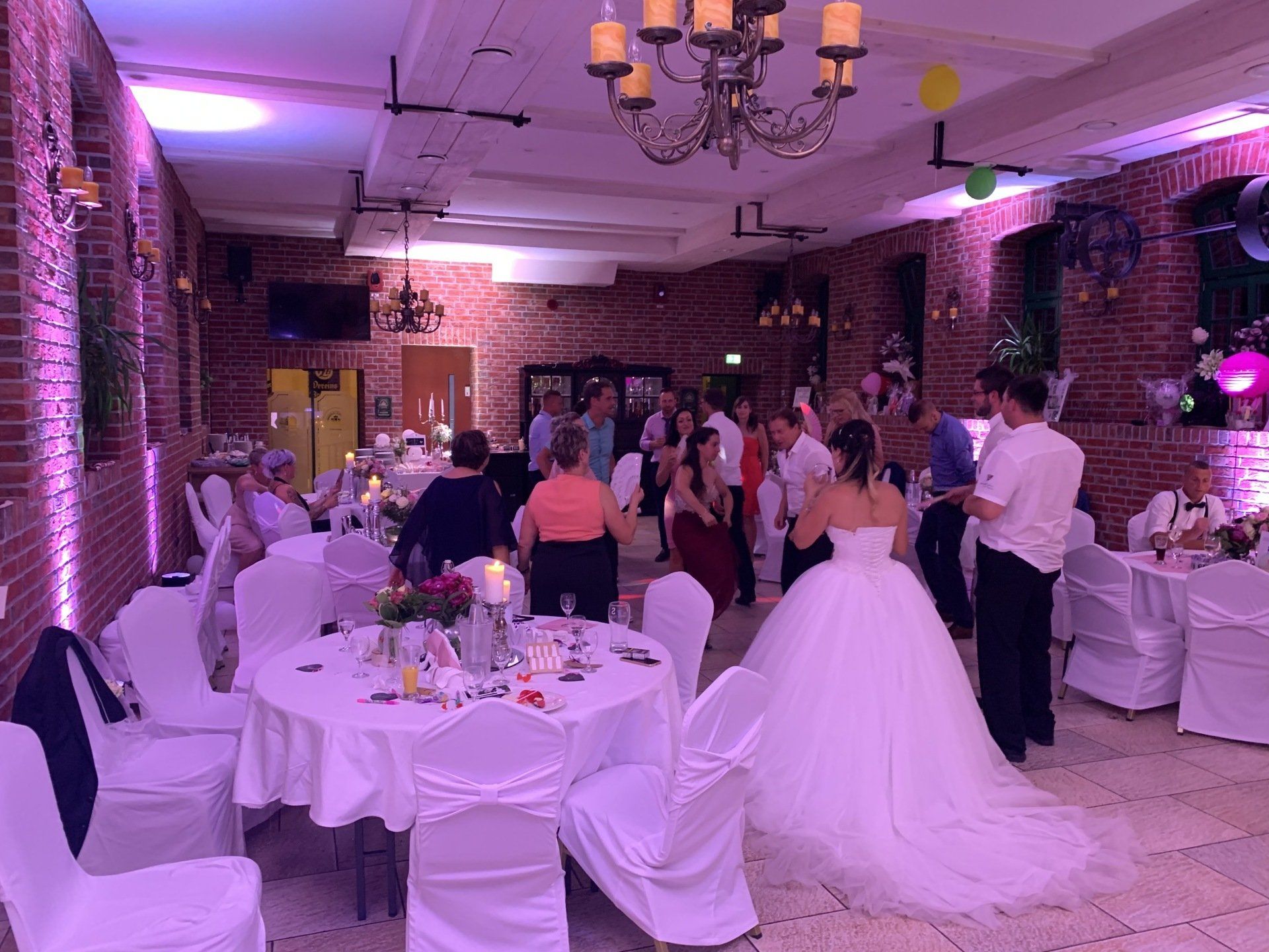 Zufriedene Gäste mit DJ Patrick in Tangermünde