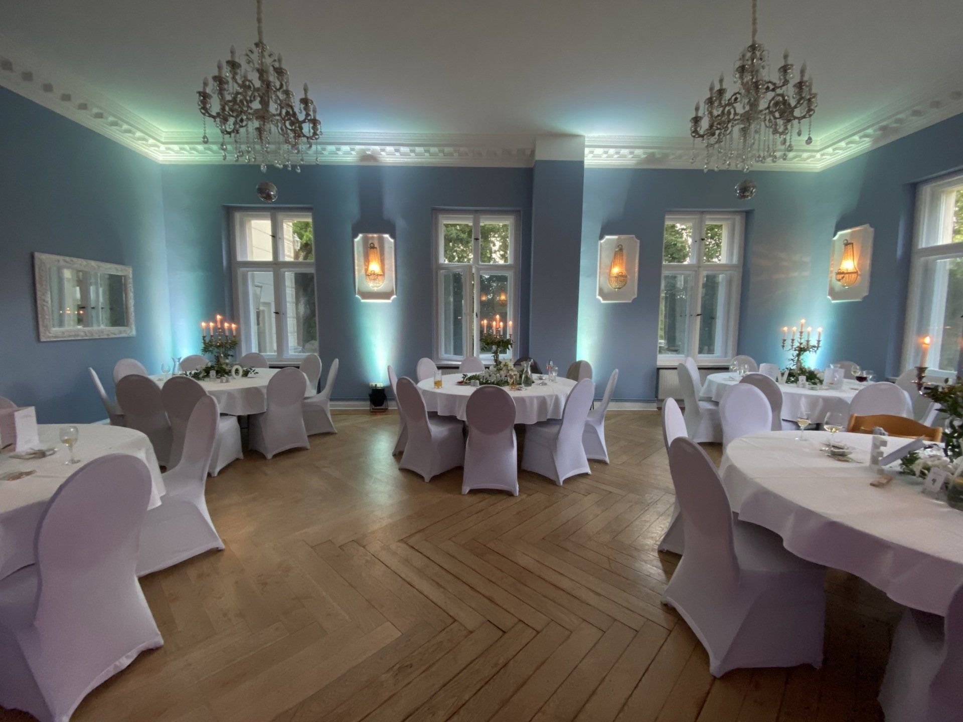 Niveauvolle und individuelle Beleuchtung in den Farben Ihrer Veranstaltung