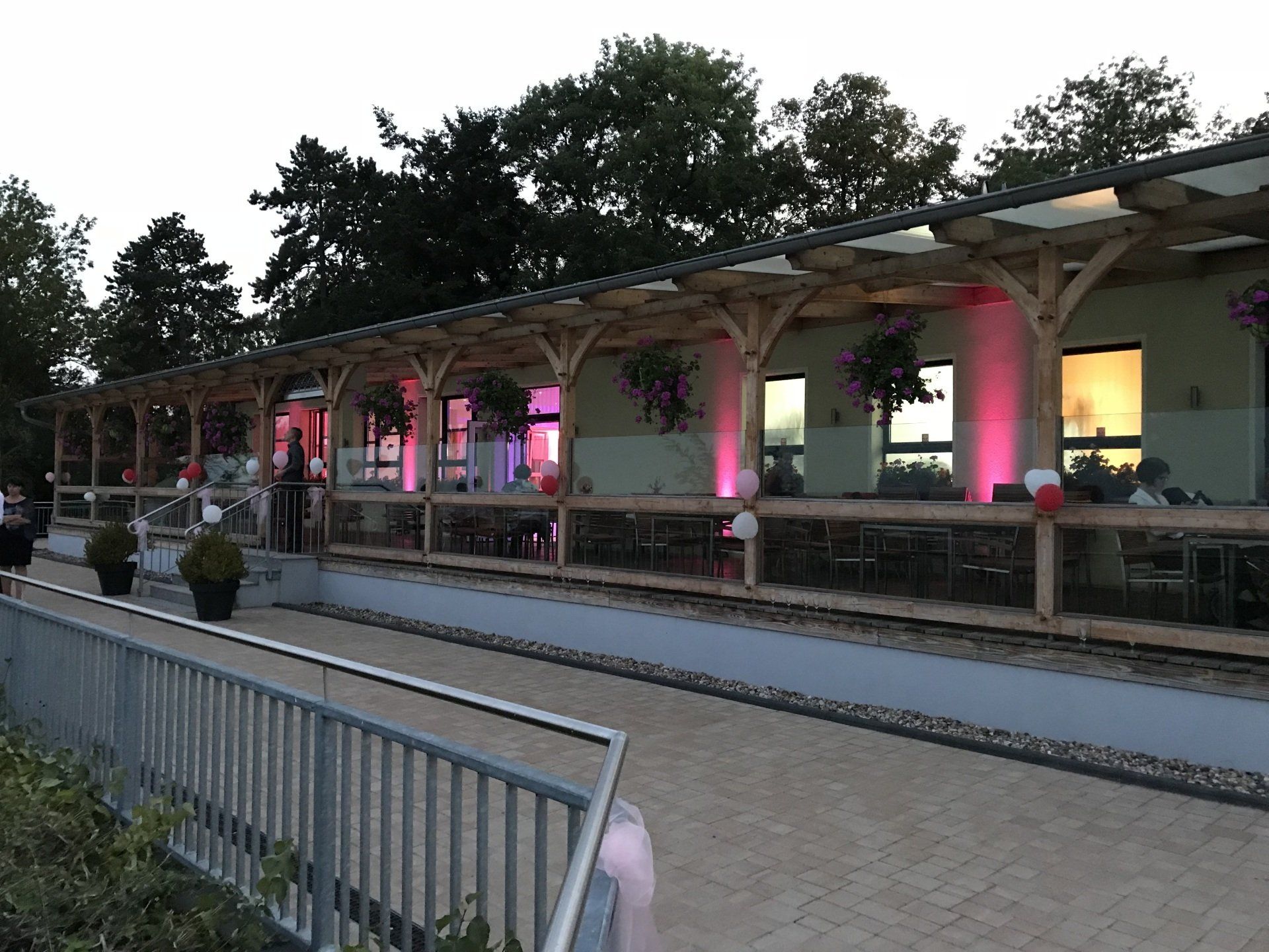 ußenaufnahme eines Eventlocation mit Musikbeleuchtung
