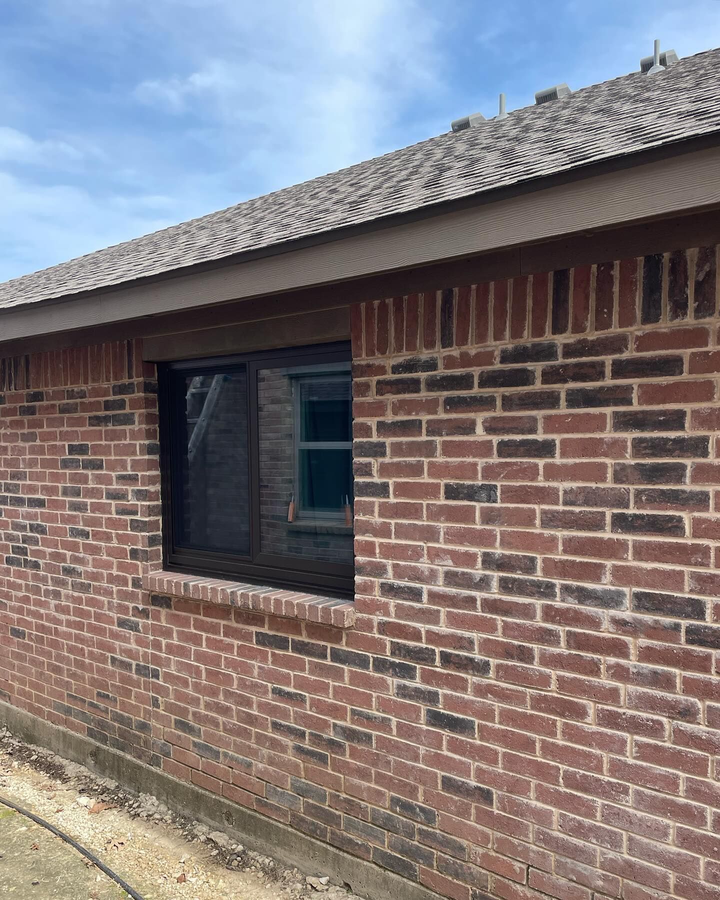 A brick building with a window on the side of it.