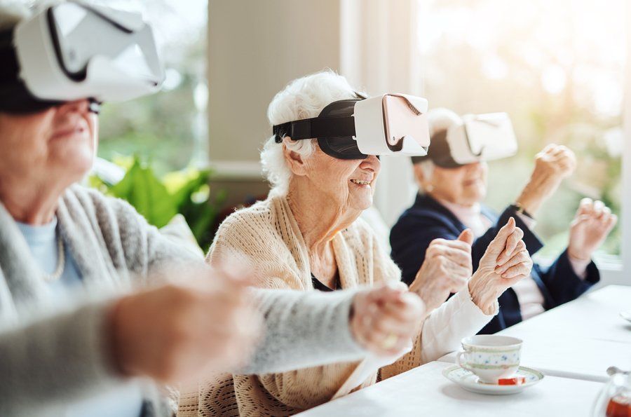 pessoas maduras usando óculos de realidade virtual, eles estão felizes e sorrindo