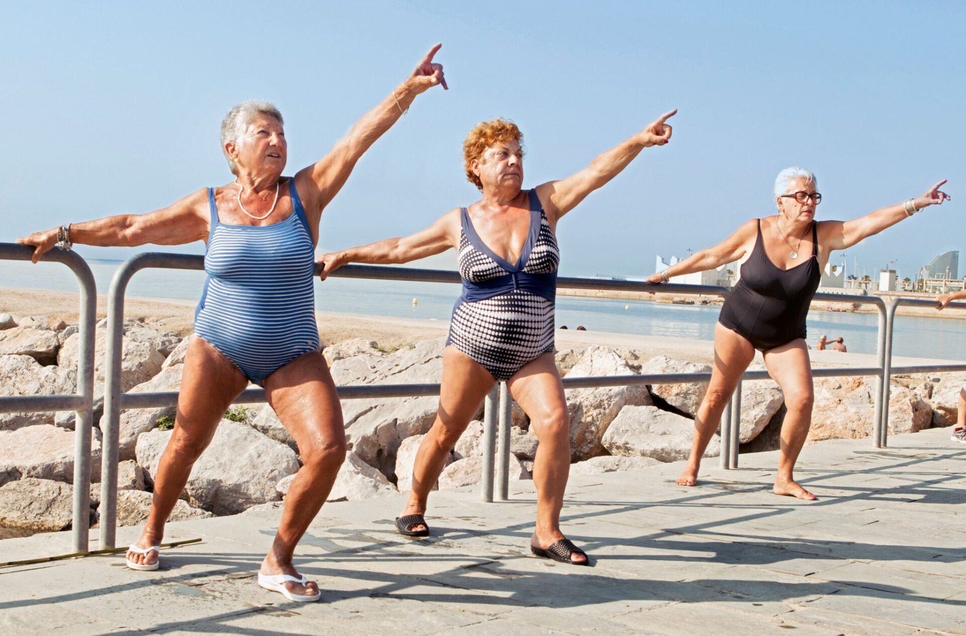 mulheres maduram se exercitam em frente a praia