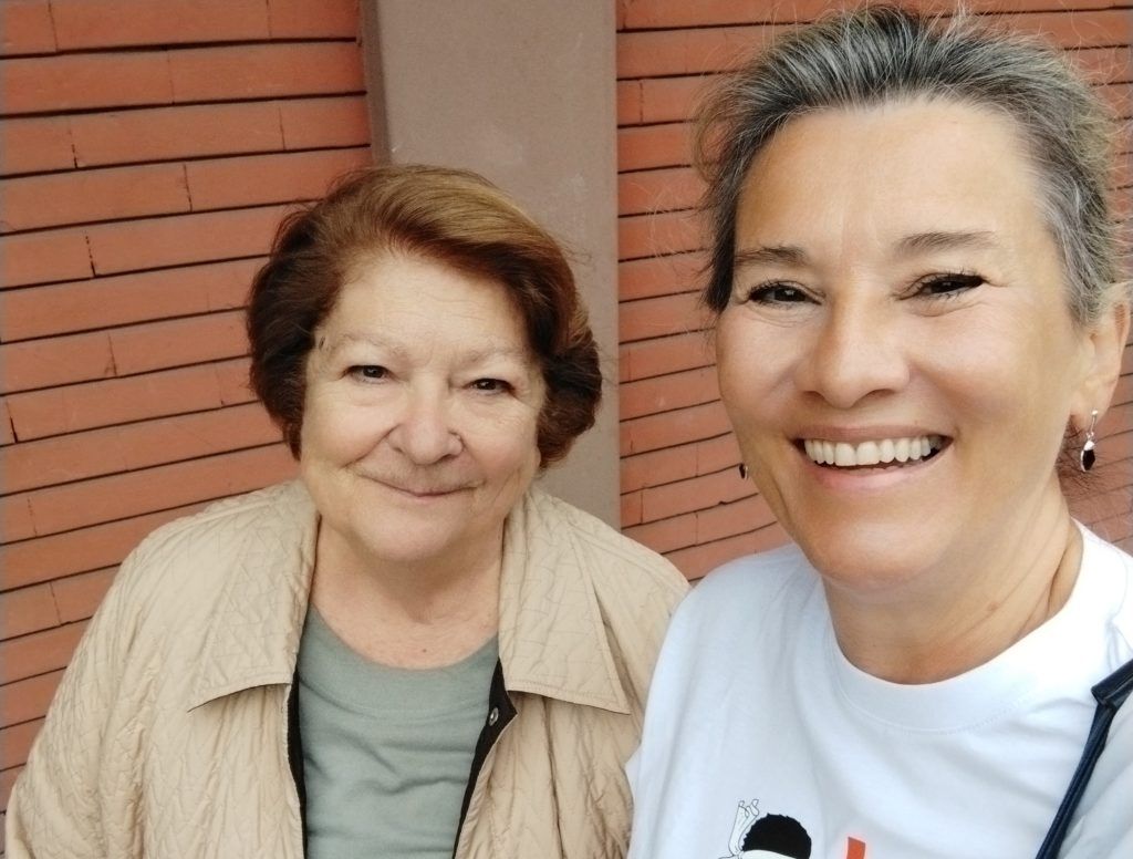 Maria Luiza, maturi local de Sardenha aos 90 anos posa ao lado de Silvia Triboni