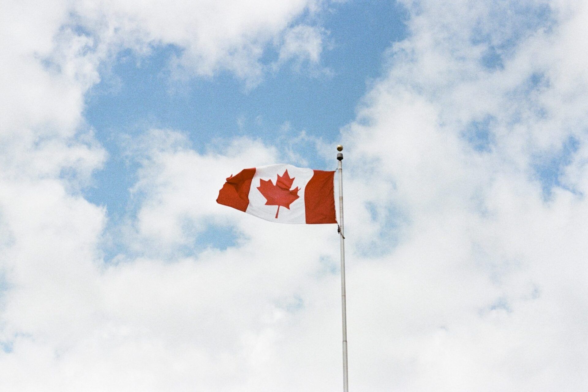 bandeira do canadá em contraste com o céu azul