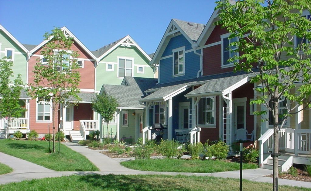 casas coloridas ao redor de uma praça em um cohousing