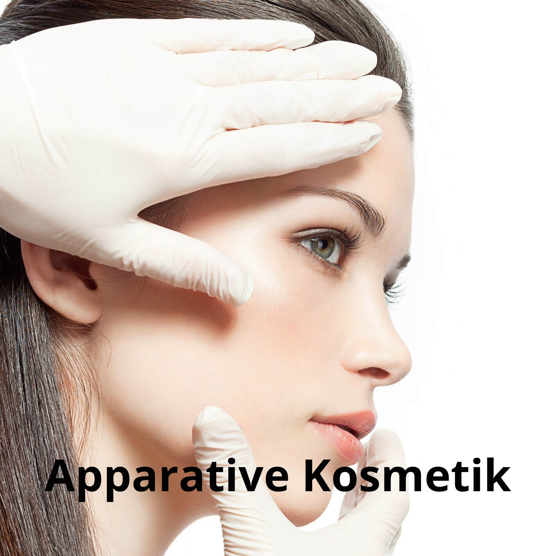 Das Gesicht einer Frau wird von einer Person mit weißen Handschuhen untersucht