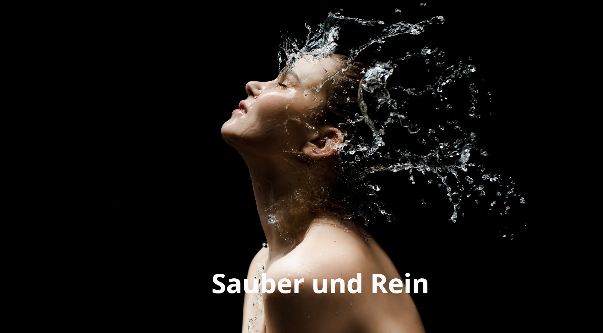 Eine Frau duscht und dabei spritzt ihr Wasser auf den Kopf.