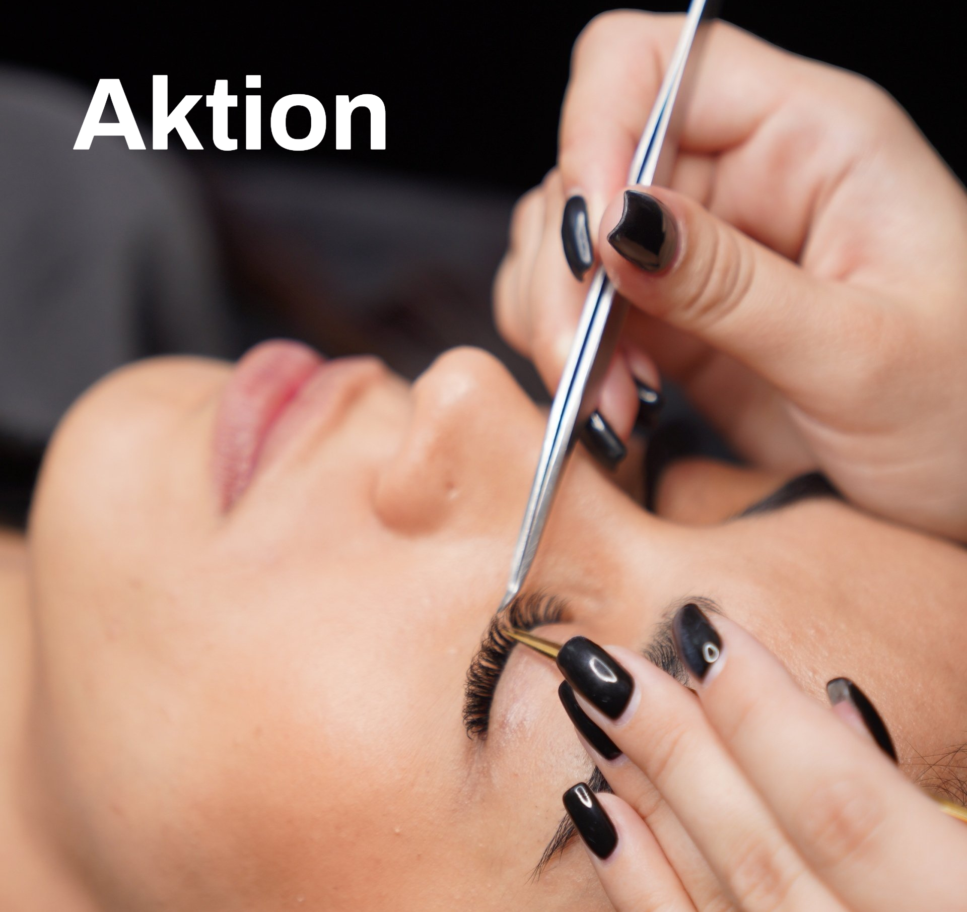 Eine Frau mit schwarzen Nägeln lässt sich die Wimpern machen.