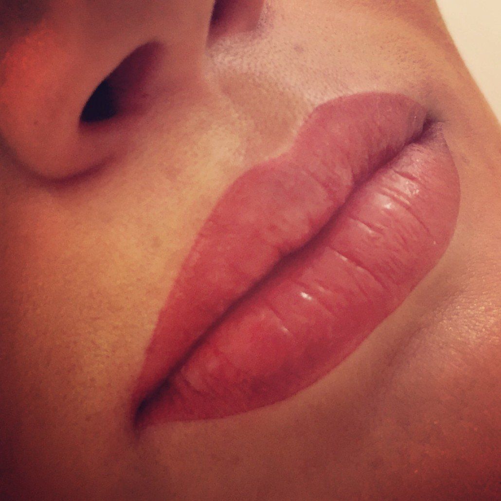 Eine Nahaufnahme der Lippen einer Frau mit rotem Lippenstift