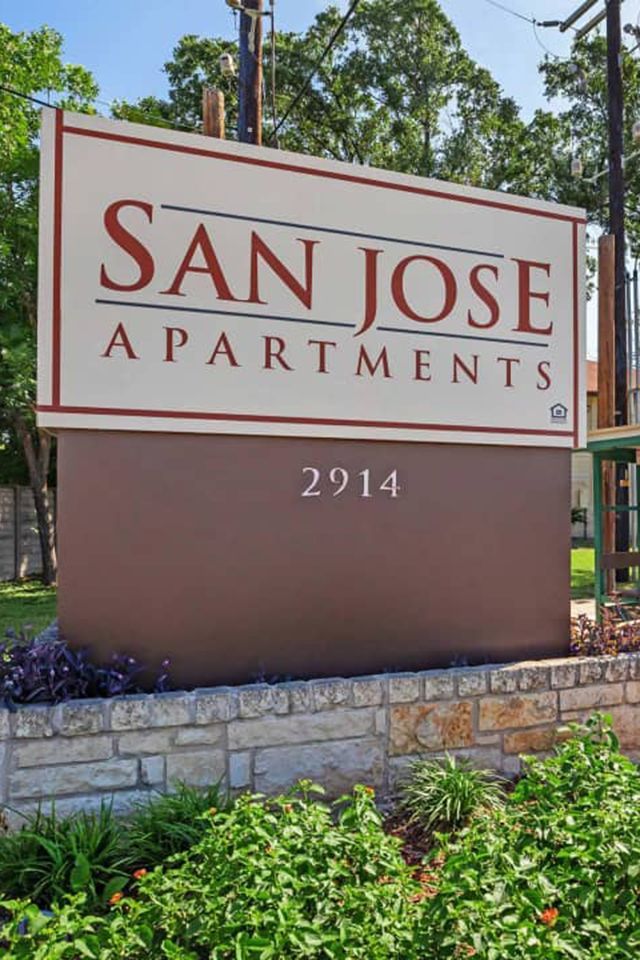 a sign that says san jose apartments on it
