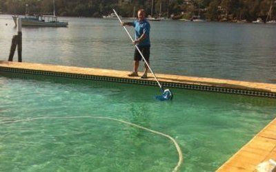 expert-cleaning-swimming-pool