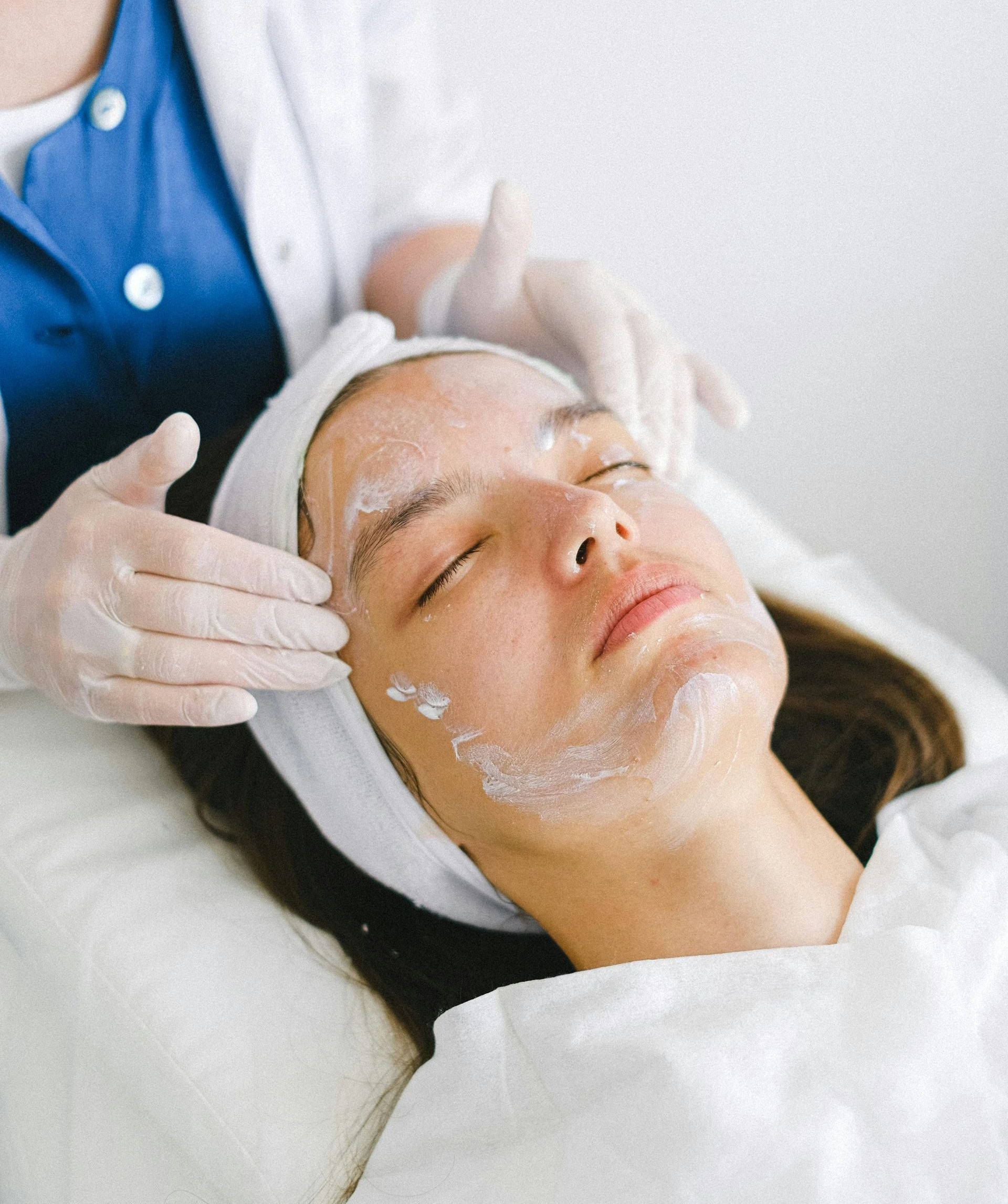 Una mujer está recibiendo un tratamiento facial en un salón de belleza.