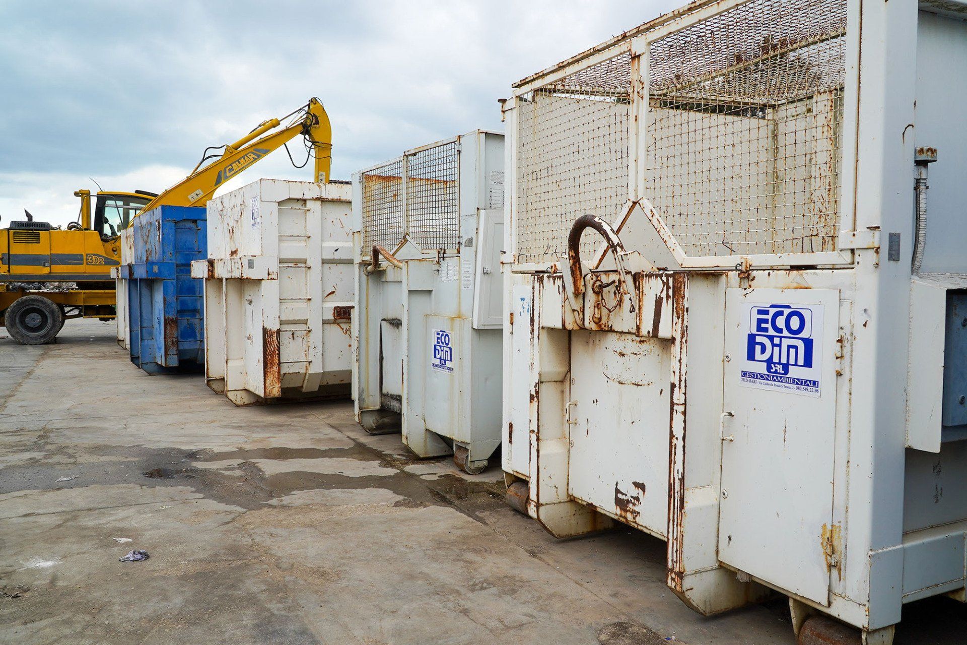 Simbolo del riciclo intorno alla Terra