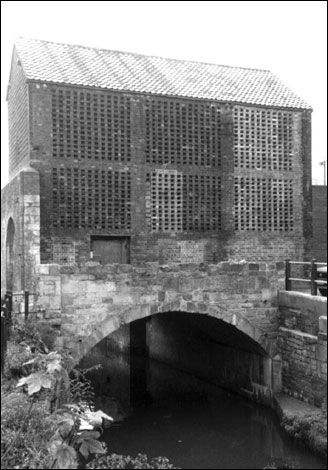 The Handle House, Town Bridge. Photo courtesy of The Trowbridge Museum, The Shires, Court Street, Trowbridge, Wiltshire, BA14 8AT.