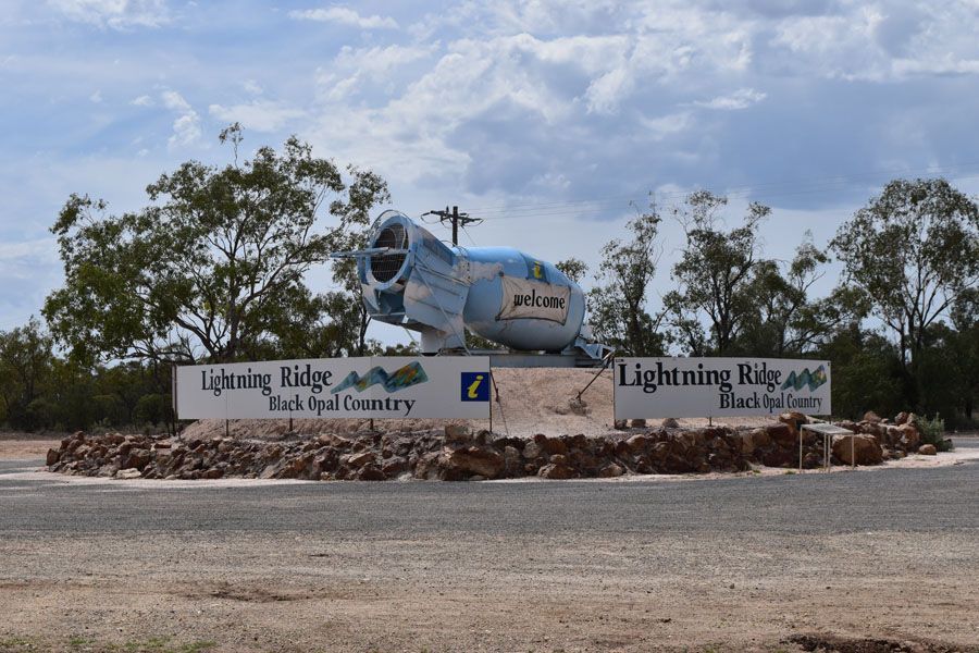 Lightning Ridge town sign with a large opal sculpture and text 
