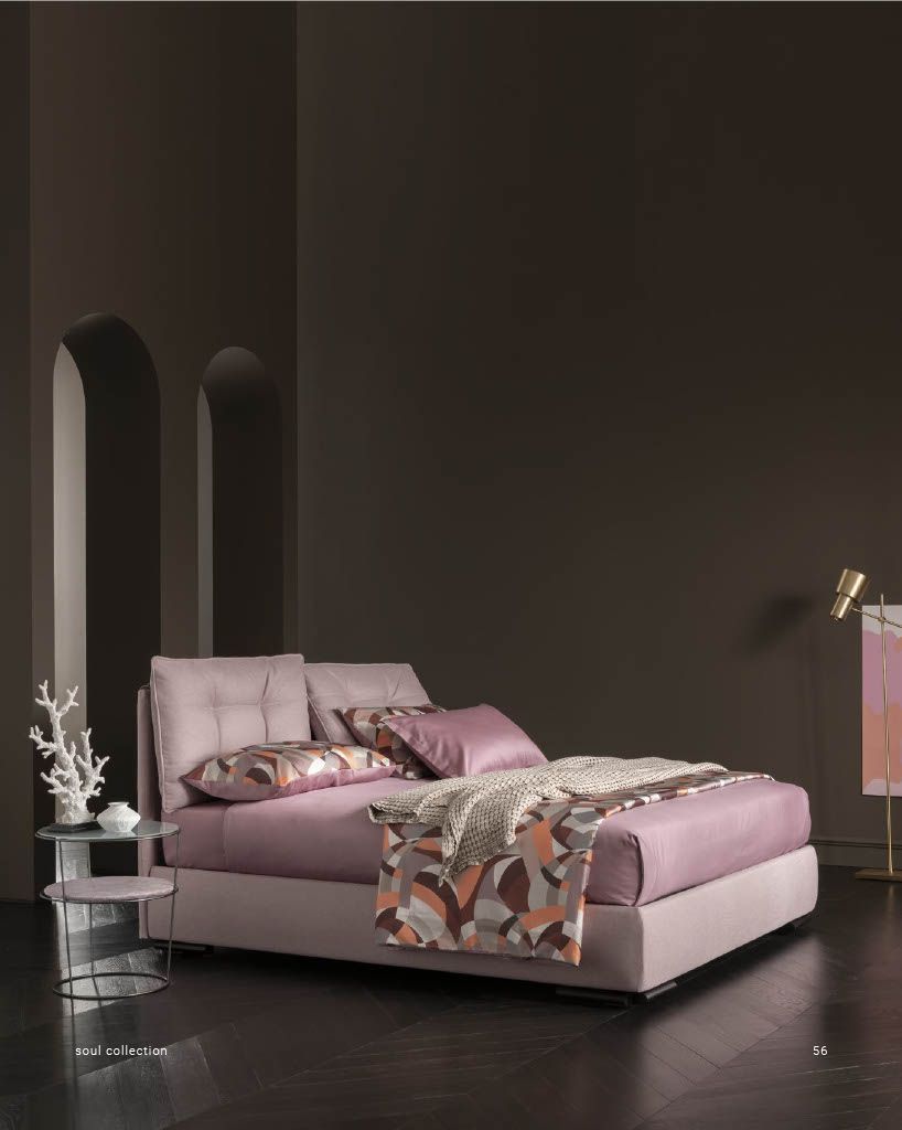 Come nella più autentica tradizione artigianale del letti tessili, si inse- risce il modello Capri, la cui soffice testiera, con cuscini facilmente reclinabili, offre un confortevole appoggio anche quando il corpo è in posizione distesa.