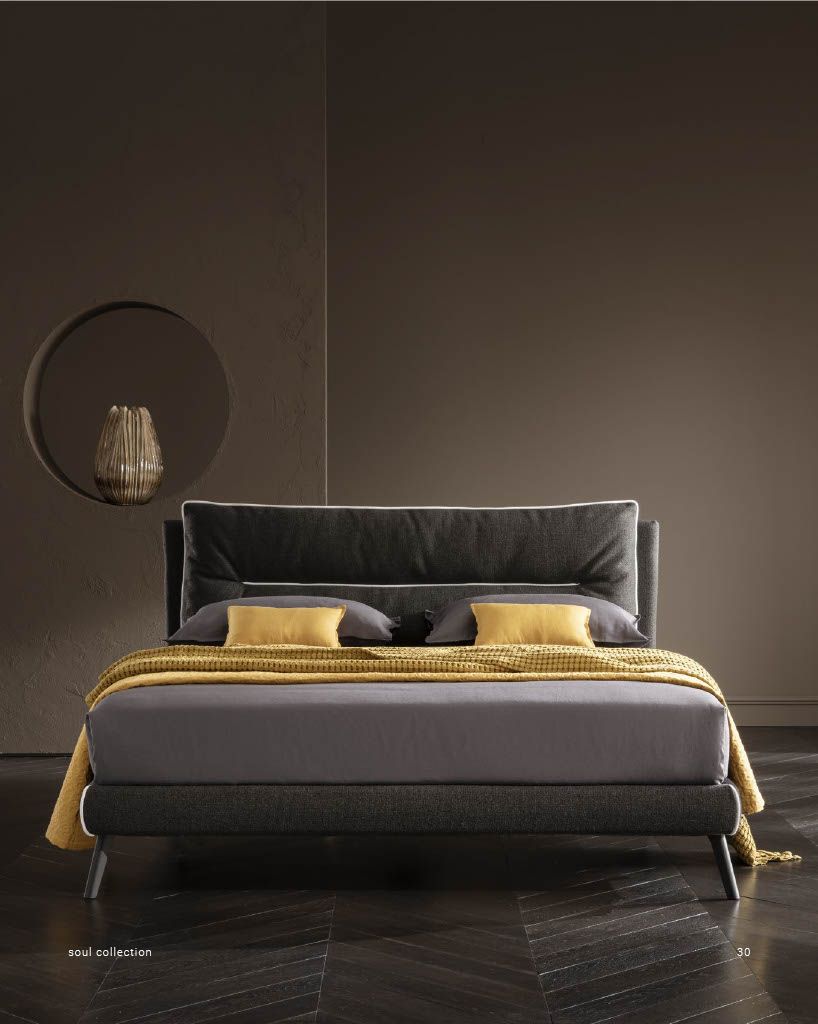 La forma iconica della testiera, insieme al tessuto di rivestimento nella più contemporanea delle tonalità, conferiscono a Mickey una personalità che non passa inosservata.