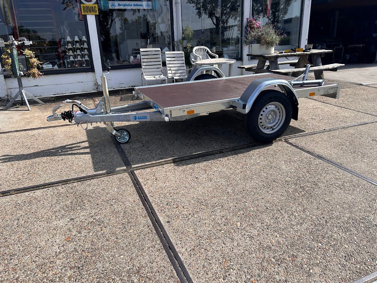 Alles begin met een goeie basis.Op een geremde Hapert trailer biedt de Driessel stabiliteit en voldoende laadvermogen. Hierdoor rijdt de Driessel zeer stabiel achter de auto.