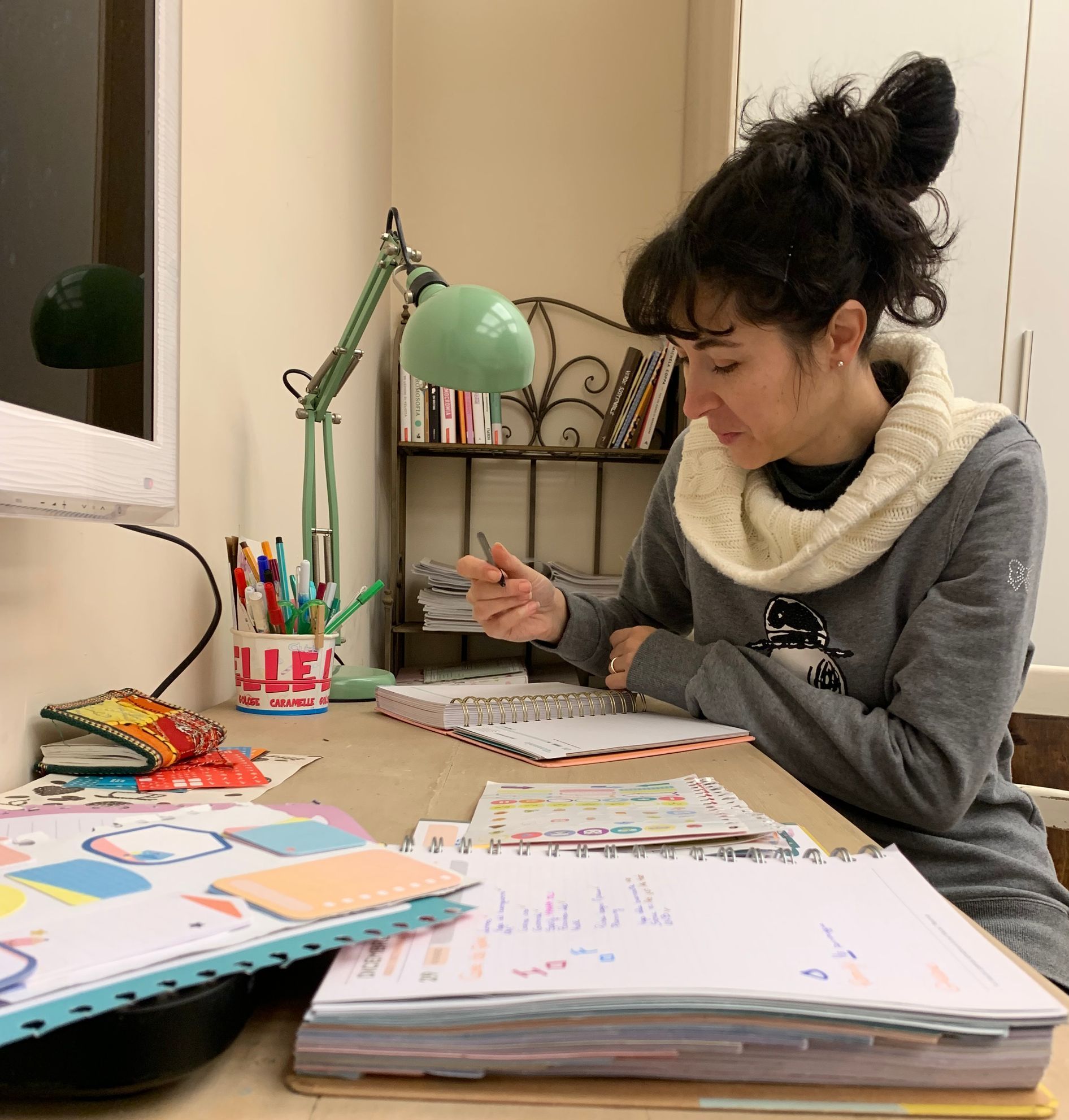 Io che pianifico la settimana con la mia agenda