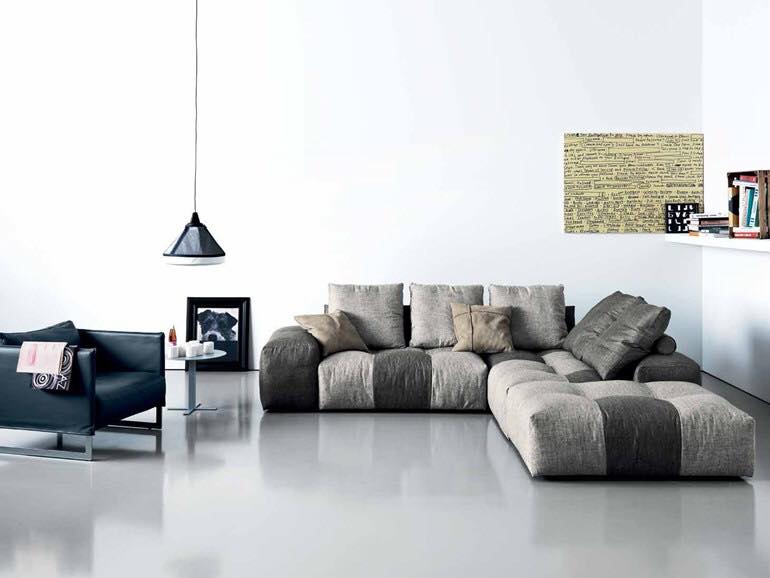 Salotto con divani color grigio chiaro e scuro