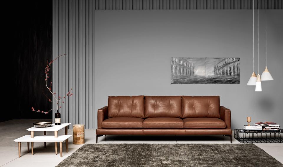 divano in pelle marrone