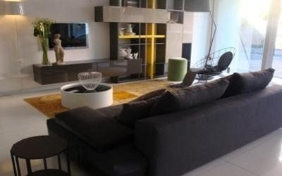 mobile tv grigio e divano scuro